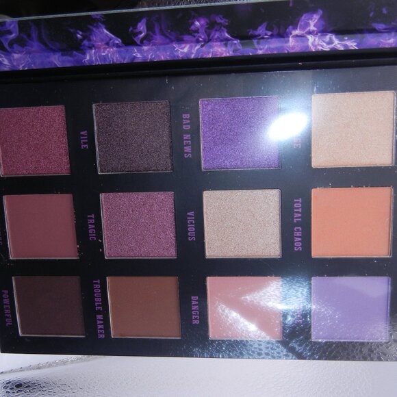BD 2 for 24$ - NEW Hot Topic Disney Villains Eyeshadow palette - Picture 3 of 6